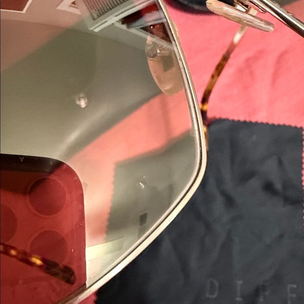 ✨Closet Price Drops!✨ Diff Sunglasses with case - Picture 5 of 5